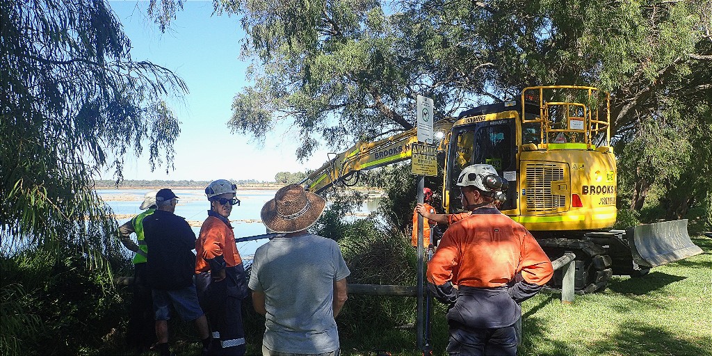 DWER_WA's tweet photo. Sediment removal along the shoreline of the Vasse Estuary has commenced this week, led by @watercorpwa, us at DWER and supported by @CityBusselton.
Residents are hopeful the work will reduce smells in summer months caused by the exposed sediments.
#WAEstuaries #DWERatWork https://t.co/HyhUbNKrsQ