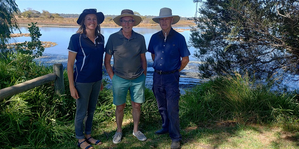 Sediment removal along the shoreline of the Vasse Estuary has commenced this week, led by @watercorpwa, us at DWER and supported by @CityBusselton. Residents are hopeful the work will reduce smells in summer months caused by the exposed sediments. #WAEstuaries #DWERatWork