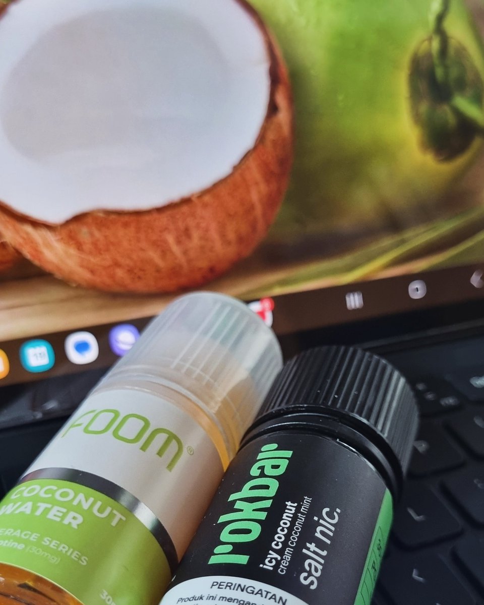 Dimasz_simo's tweet photo. Sama-sama rasa Kelapa Muda tapi dari 2 brand yang berbeda.

Sebelah kiri adalah brand paling bersar di Indonesia, sebelah kanan adalah brand super baru.

Bisa nggak rasa Rokbar men-challenge rasanya Foom? https://t.co/hNqJHgwKEq