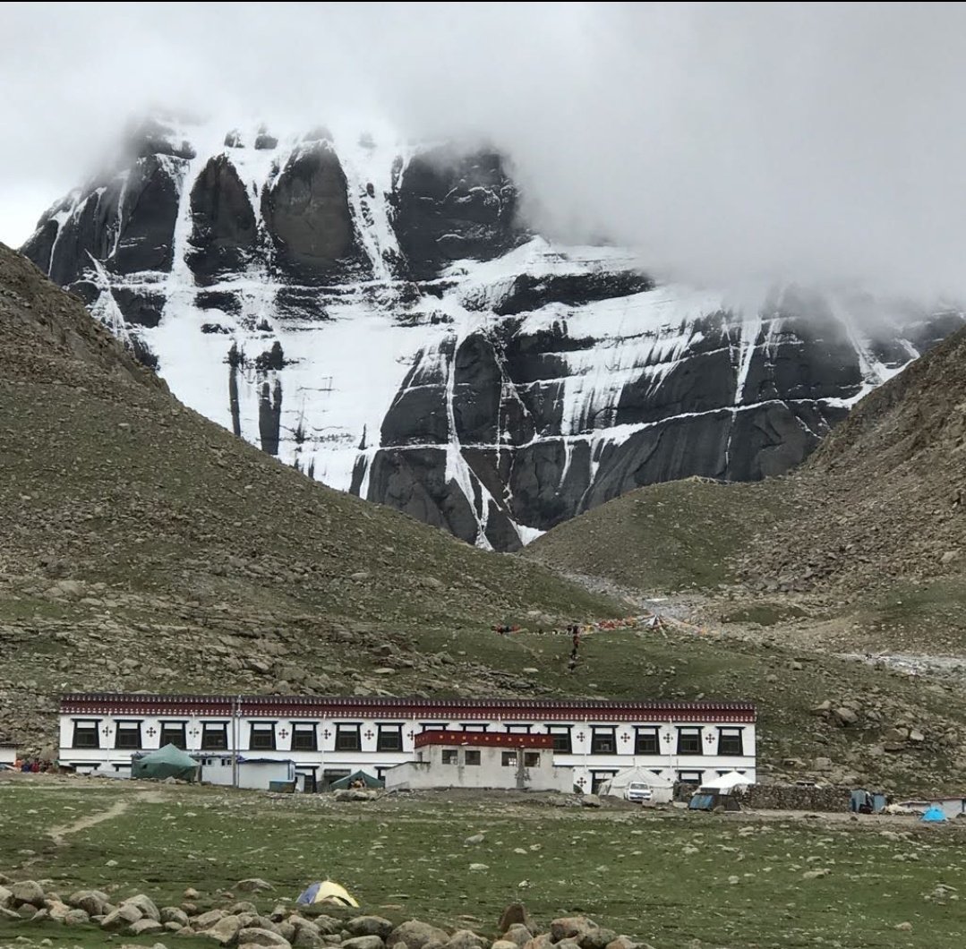 Personally seen this devotion..... at high altitudes of 15 to 18000 ft in rarefied air, requires unlimited faith and effort to do the Kailash Parikrama, prostrating every few steps as the Tibetans do🙏🙏 That Hindus, Buddhists, Jains and Bon undertake this long, difficult…