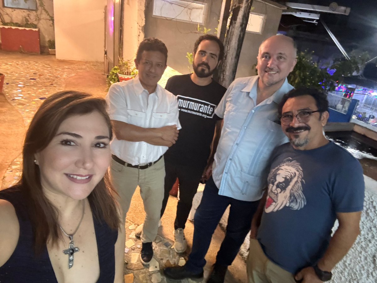 Gracias al @ccx_cancun  que nos abrió sus puertas!! y a <a href="/somosculturamx/">Somos Cultura</a>  por todo su apoyo!!
<a href="/cenartmx/">Centro Nacional de las Artes</a> 
<a href="/ariadna_med/">Arii 💋</a> <a href="/juanrath/">juan garcia</a> <a href="/carlosmartinbri/">carlos martin brito</a> @eduardo_a90  <a href="/cenartmx/">Centro Nacional de las Artes</a> <a href="/SistemaCreacion/">Sistema de Apoyos a la Creación</a>