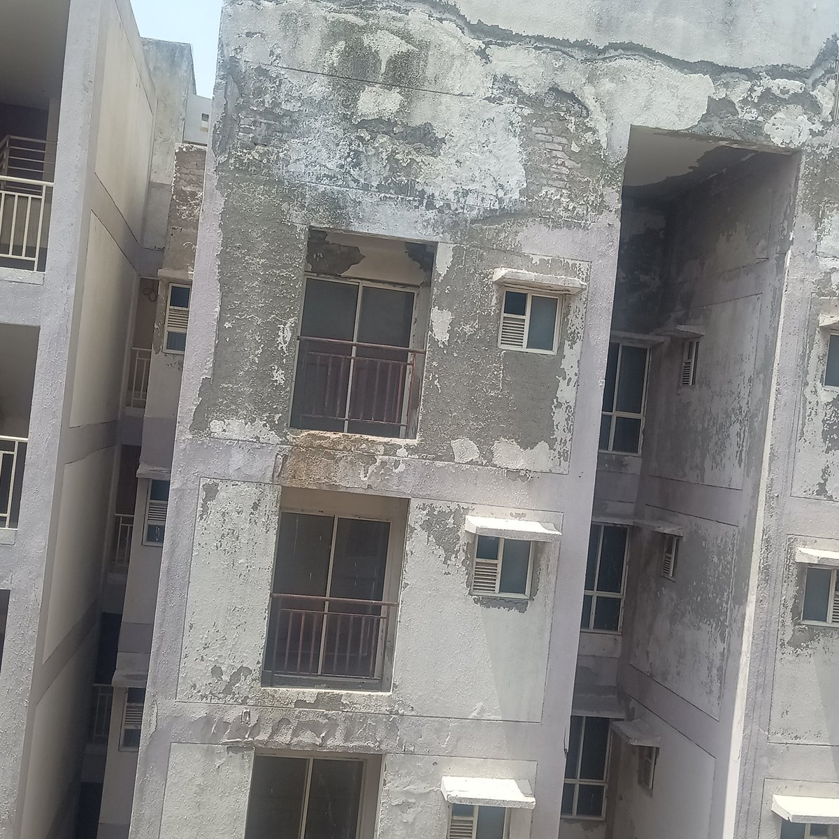 KoyalEnclave's tweet photo. @gdagzb @dm_ghaziabad @CommissionerMe3 @myyogiadityanth @BJP4India @atul_vats3 @UPGovt @ChiefSecyUP @BJP4UP @myyogioffice @JagranNews कोयल एनक्लेव के११ @gdagzb
द्वारा निर्मित,शोषित,अनदेखी और लापरवाही के कारण यहां के सभी ब्लॉक और पिलर,सड़क/ पार्किंग  एरिया का यही हाल है,बहुत बड़ा भ्रष्टाचार हुआ है, @dm_ghaziabad
@atul_vats3
@CommissionerMe3 @PMOIndia @UPGovt @ChiefSecyUP @myyogioffice @BJP4UP
 कृपया संज्ञान ले। https://t.co/kjRRWzCAb9