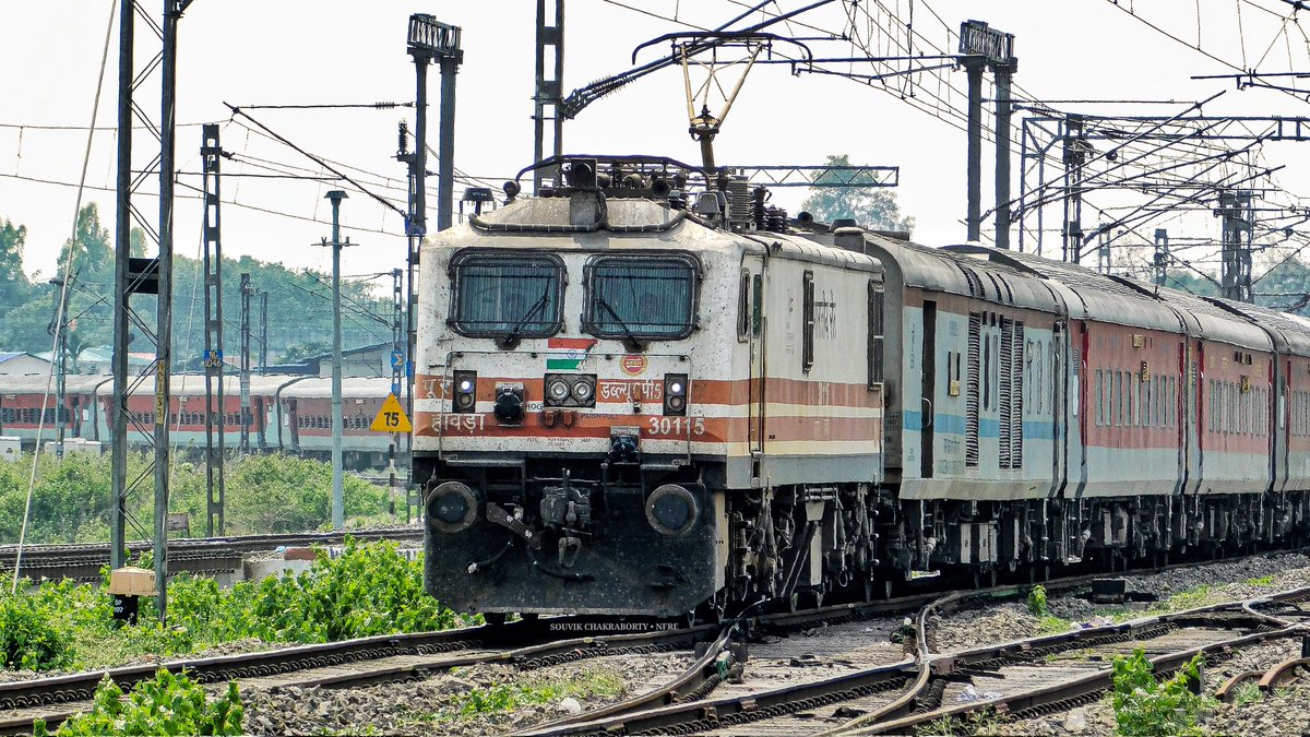03027 Howrah - New Jalpaiguri Summer Special with Howrah WAP5 approaching New Jalpaiguri Jn #Indianrailways @RailNf @EasternRailway @NFR_Enthusiasts