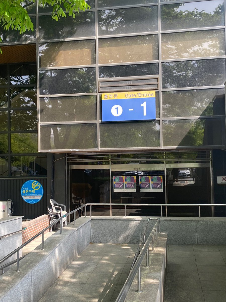 지금부터 해당 장소에서 배부 시작 하겠습니다.