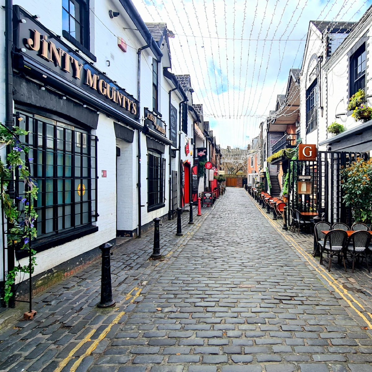 Ashton Lane in the West End of Glasgow.

#glasgow #architecture #glasgowwestend #ashtonlane