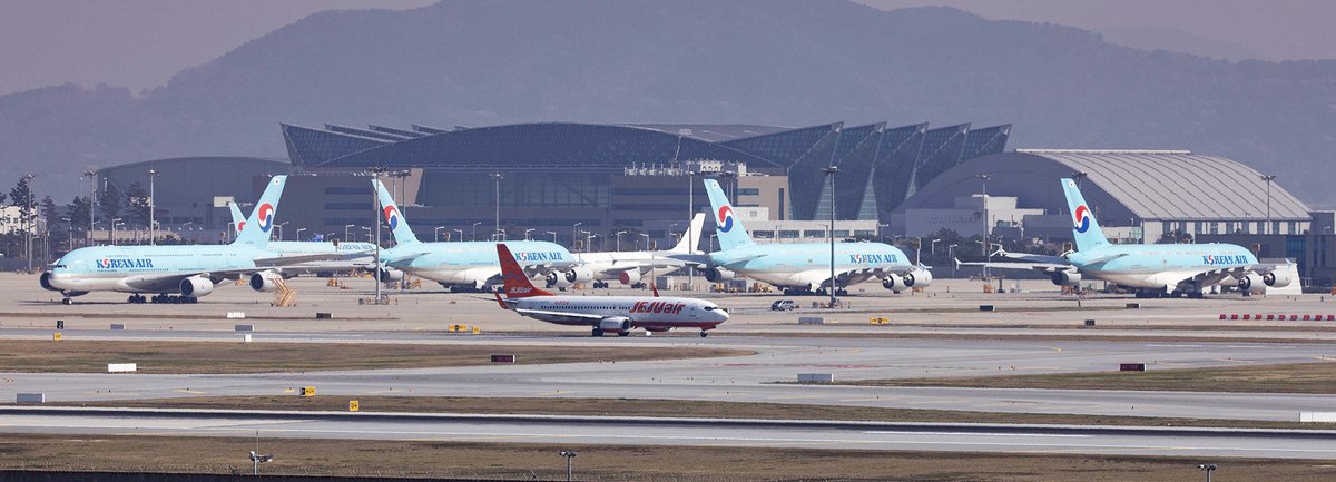 I have a LOT of photos from #Incheon Airport - #Korea 😁 @SingaporeAir #A350, @airasia #A330, @flyjejuair #737 with 4 @koreanair #A380’s 😎 #avgeek #travel #planespotting