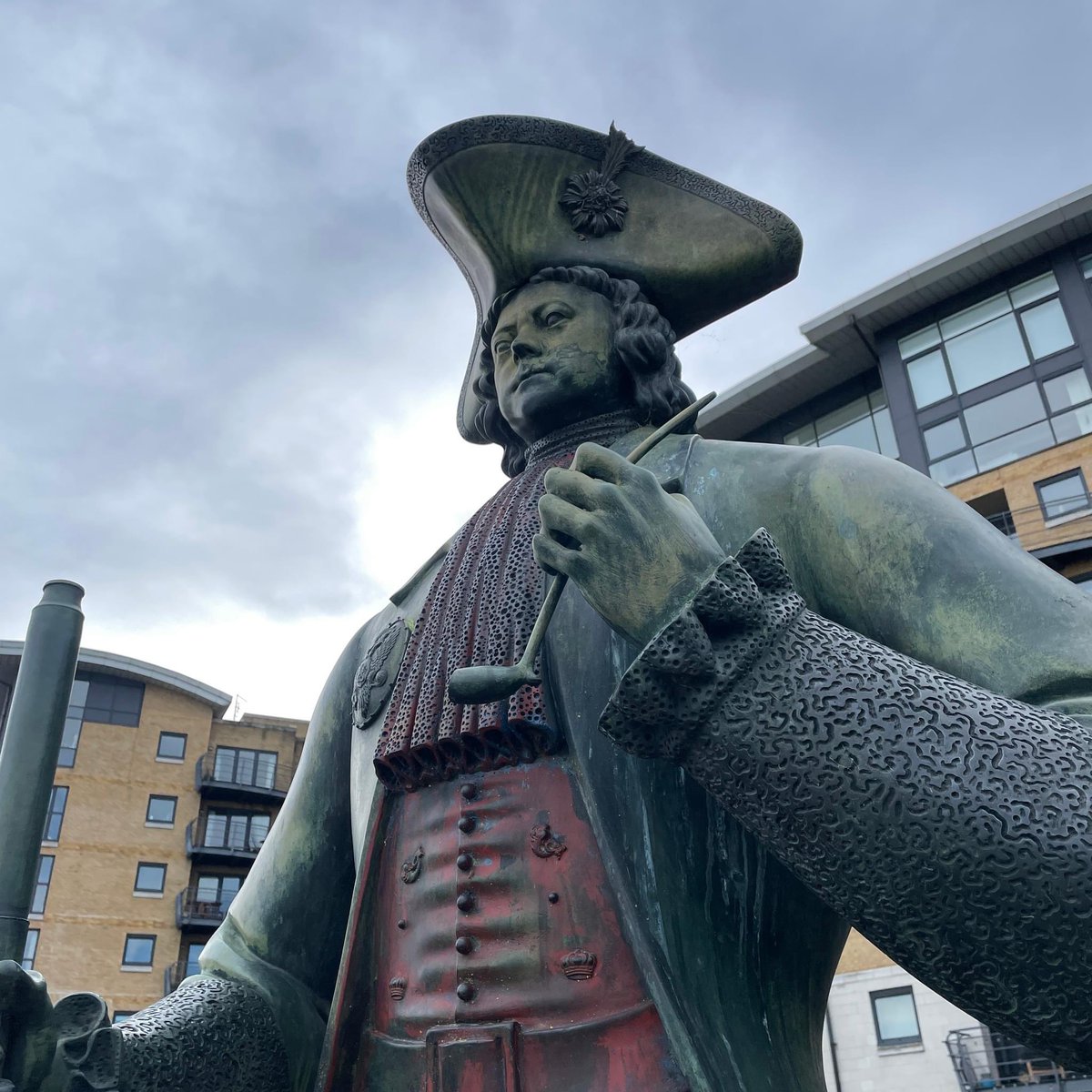 Did you know Peter the Great came to London to learn about shipbuilding in 1698? He stayed in Deptford for for four months and spent much of his time at Deptford Docks. This statue of Peter the Great is beside the river near Deptford, just look at that clay pipe!

 #Mudlarking