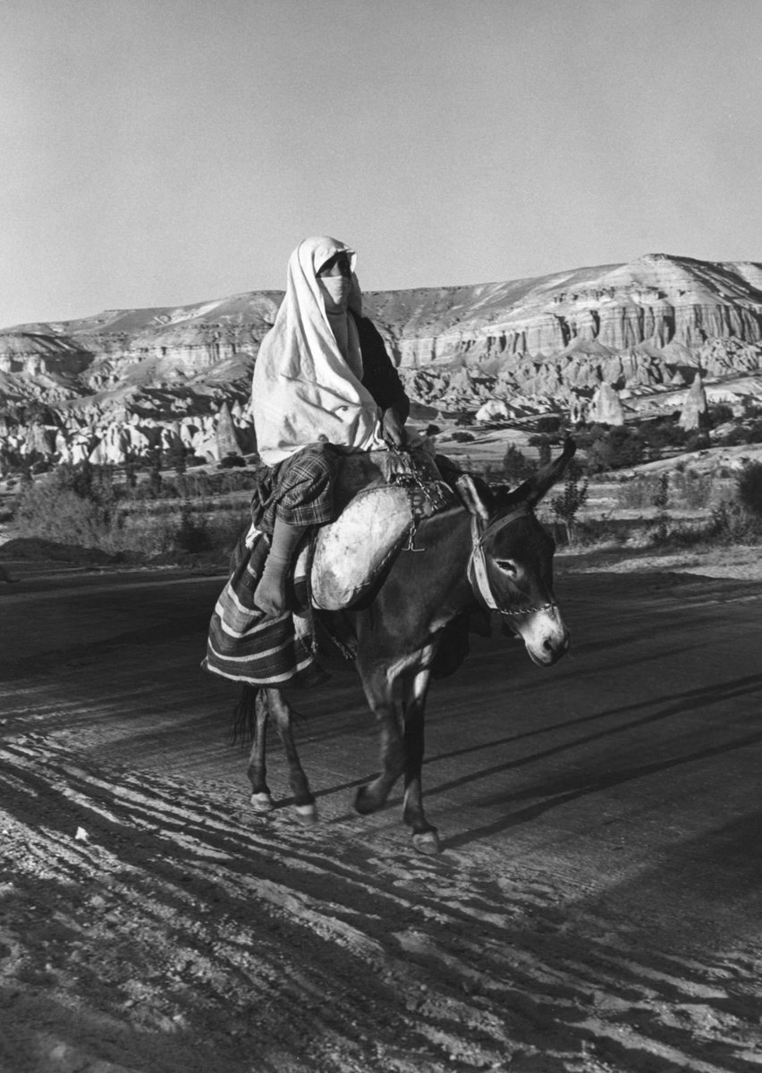 Kapadokya'da eşekle yolculuk yapan kadın, 1975