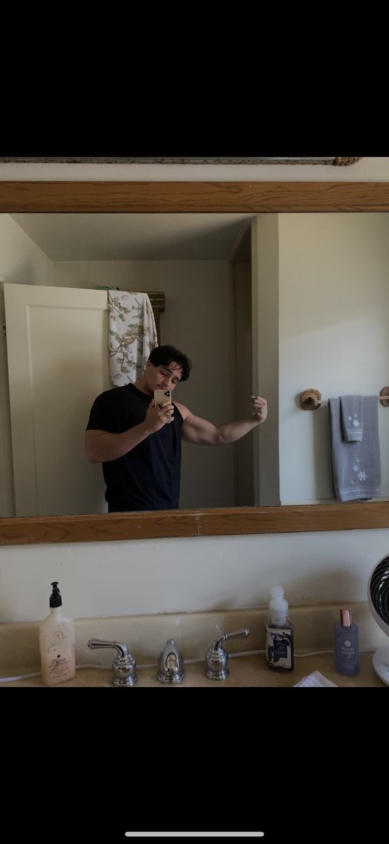 LicTheBean tweet media