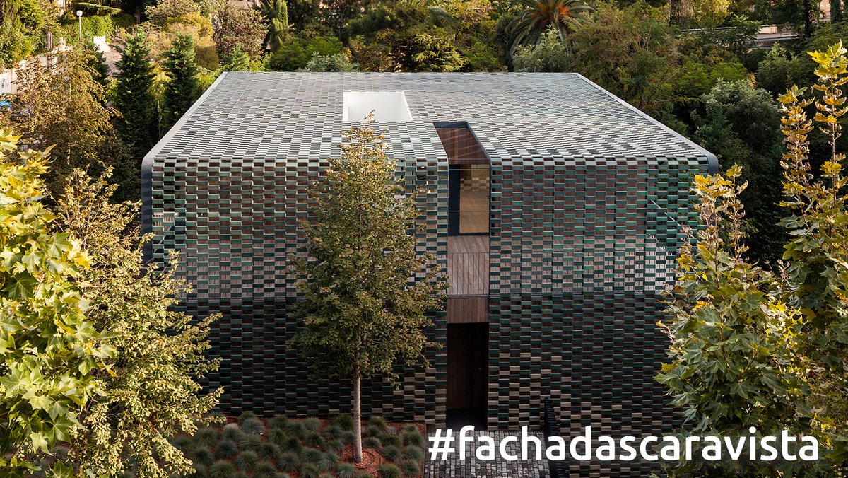 Hispalyt's tweet photo. ✅El uso de #fachadascaravista en #EECN y #Passivhaus es una realidad. El clima cálido templado predominante en España hace que los sistemas con inercia térmica se comporten mejor que los sistemas ligeros.
➕https://t.co/MzNJfUgVQg https://t.co/wBxNTiT2ow