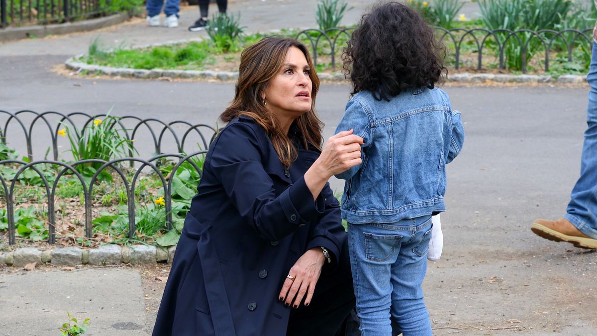 Mariska Hargitay halts 'SVU' filming to help lost child who confused her for police officer abc7ny.com/law--order-svu…