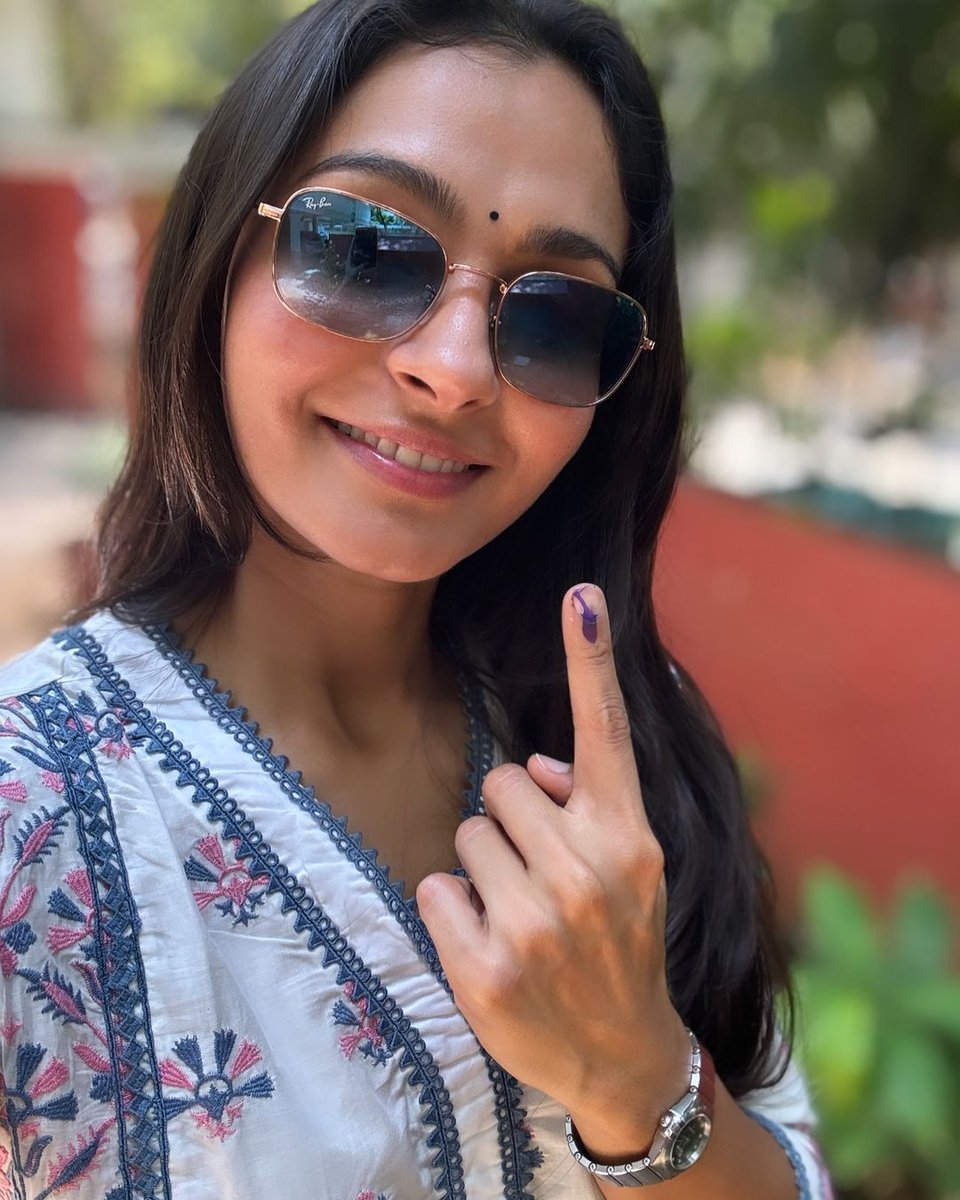 Actress #AndreaJeremiah cast her vote for the #LokSabhaElections2024
