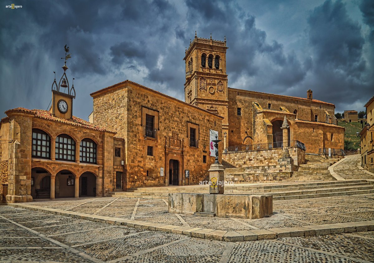 Morón de Almazán (Soria) luce una de las plazas mayores más bellas de Castilla y León, los edificios que la integran (iglesia, palacio y concejo) forman un conjunto genuinamente renacentista #FelizViernes #BuenosDias #photograghy