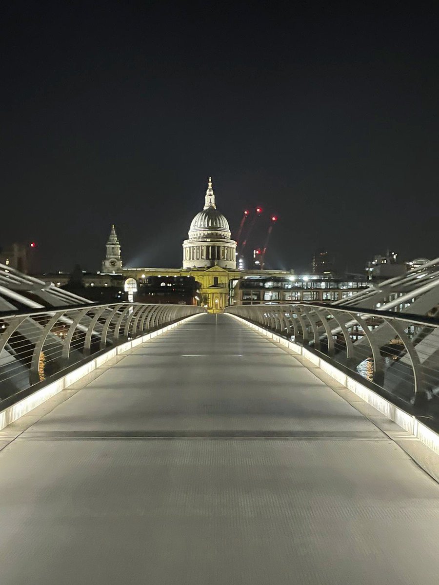 8splat's tweet photo. London at night &amp; no people 😍 https://t.co/DT9OBasTYK