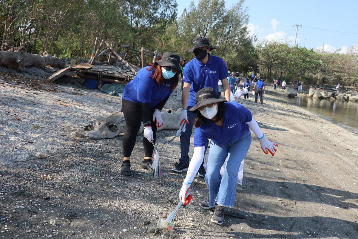 LOOK: Ahead of Earth Day, KOICA emphasizes the urgent need to combat marine plastic pollution at Manila Bay LPPWP, Korean Gov't & USAID unite for a coastal cleanup, underscoring the importance of global collaboration in environmental conservation efforts. @gmanews ( 📷 ROKEIM)