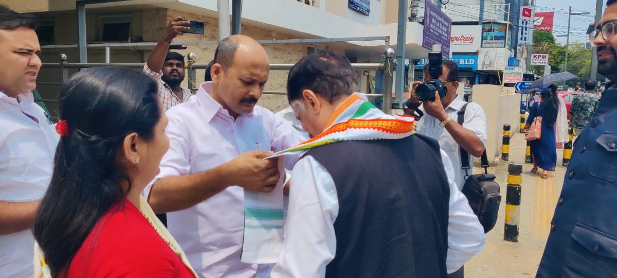 Today, Chairman of Media &Publicity Department Mr @Pawankhera addressed an important #PressConference at #Kochi 

In his relentless election campaign Mr @Pawankhera is in #Kerala

Going to address a Public meeting 2 to 5 PM in #Ernakulam Parliamentary constituency

Sharing some