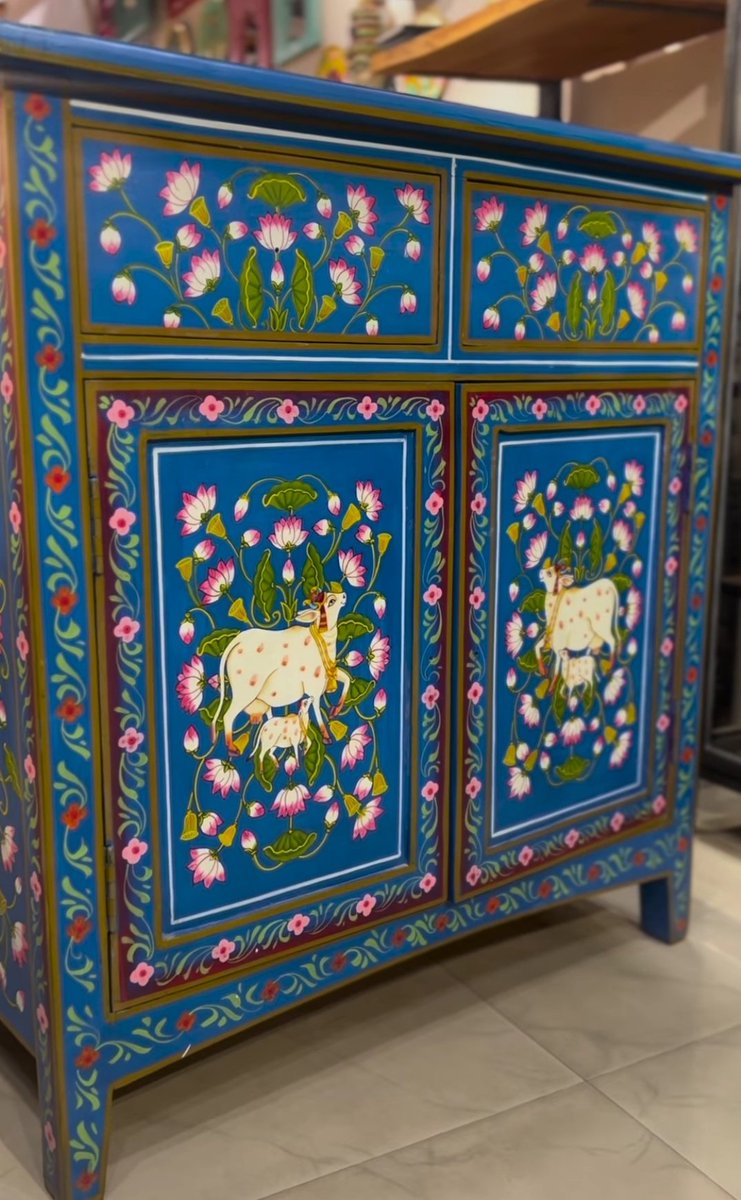 'Have nothing in your home that you don't know to be useful or believe to be beautiful.' —William Morris Pichwai hand painted shelf from Indian Artisan Studio. instagram.com/reel/C5n-kZJP1… #art #artist #interiordesign #culture #quote #architecture #incredibleindia #homedecor