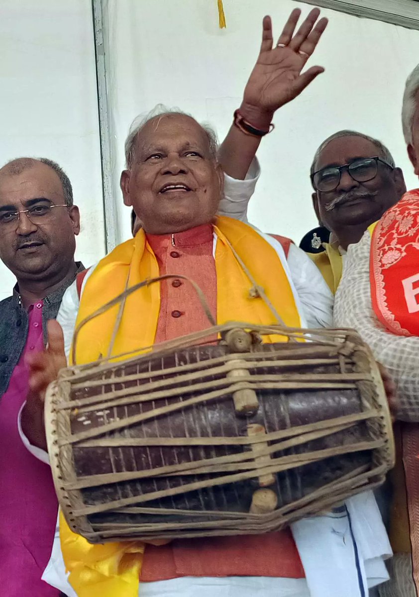 frontline_india's tweet photo. #Election2024 | Clearly, roti is far more powerful than a commitment to vote for the #Mahadalit caste of #Musahar (mouse eaters) in #Gaya, who otherwise swear loyalty to NDA’s #JitanRamManjhi, #Bihar’s first CM from the community.
@anand_journo writes.
https://t.co/KvnyrfYic7 https://t.co/2oWysCLwHt