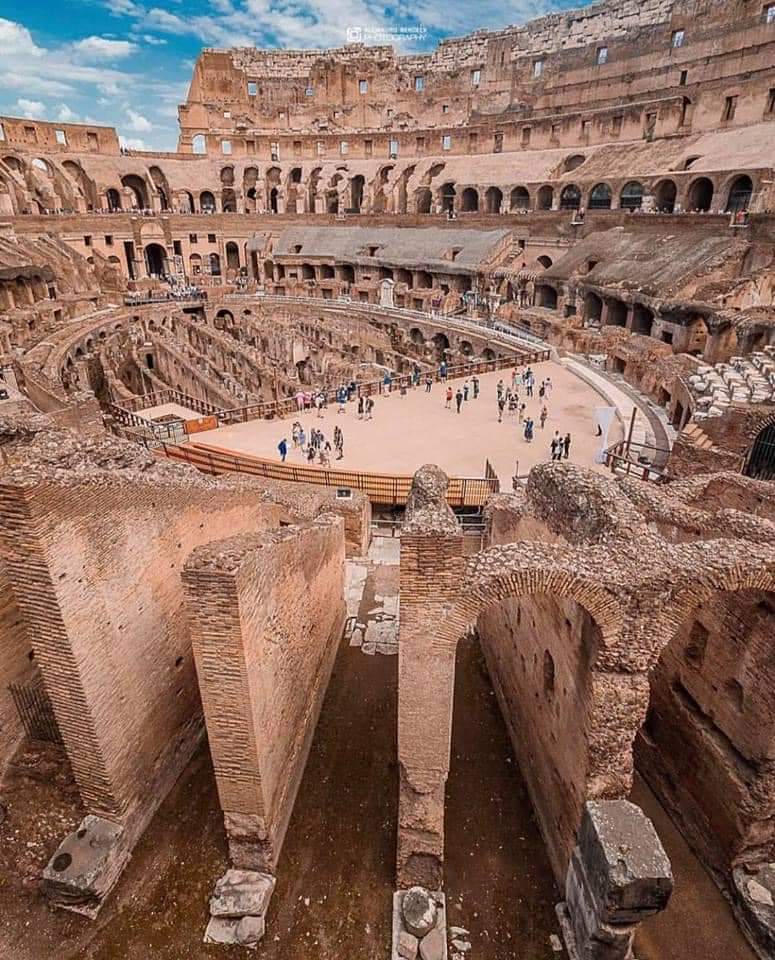 Mentre altre capitali mondiali hanno come simbolo grattacieli, torri d’acciaio e orribili statue, il simbolo di Roma è il Colosseo: il centro del mondo antico e moderno 🇮🇹