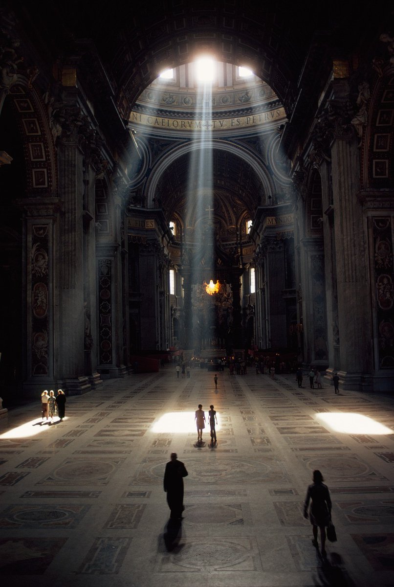 Albert Moldway La luz del sol ilumina la Basílica del Vaticano 1971