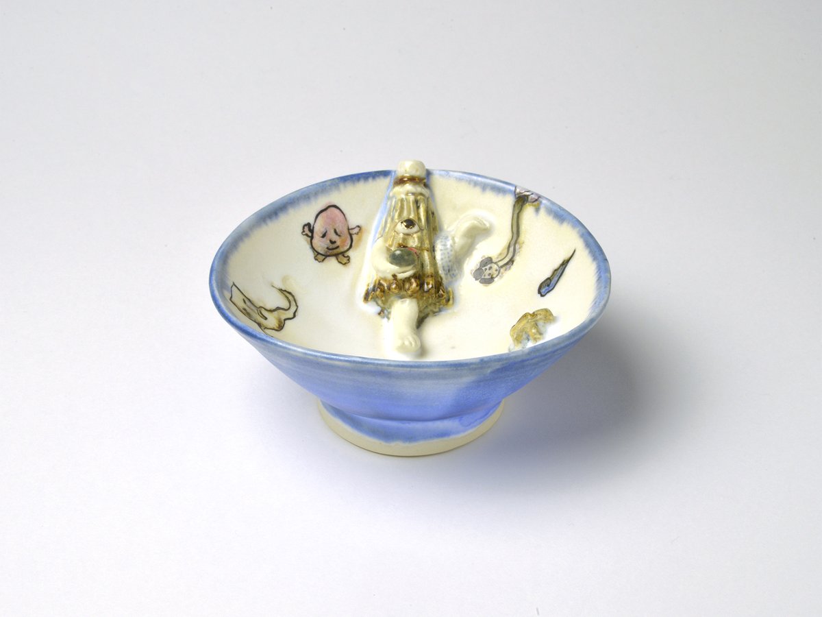 nezunonetsukeya's tweet photo. ▼作品紹介　泉水（いずみ）
泉水定番の酒器、差呑盃は今回おもちゃ絵仕様の特別バージョン！こちゃこちゃしている可愛さがあります。高台も少し高め。 #kam15th #神戸アートマルシェ #kobeartmarche https://t.co/z0Xc8VQoZN