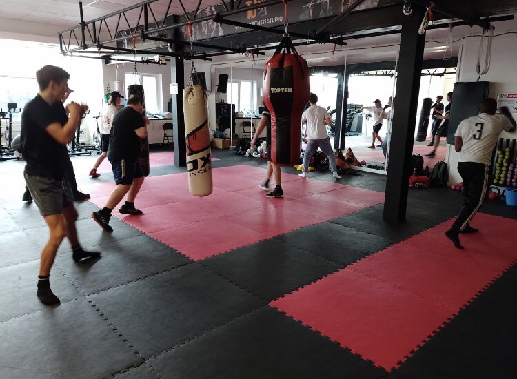 BayResilience's tweet photo. First session back after holidays &amp; 18 attendees for our non -contact #Boxing session at TJ’s Gym in Lake.
#YoungPeople  physically active, having fun &amp; meeting new friends.
@BoxingAwards 
#BayYouthProject #YouthDiversion #SportforDev #IsleofWight #BeActive
#Youthwork https://t.co/j1B3KsfNnJ