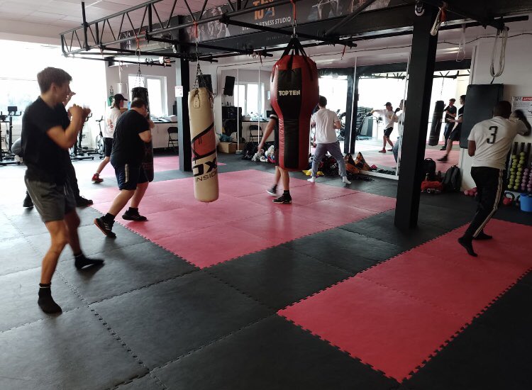 First session back after holidays & 18 attendees for our non -contact #Boxing session at TJ’s Gym in Lake.
#YoungPeople  physically active, having fun & meeting new friends.
@BoxingAwards 
#BayYouthProject #YouthDiversion #SportforDev #IsleofWight #BeActive
#Youthwork