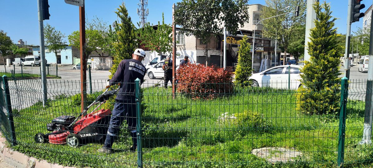 📌Belediye Eş Başkanlarımız Sofya Alağaş ve Mehmet Kaysi’nin talimatıyla, Daha yeşil ve yaşanılabilir bir kent için parklarda bakım, onarım, çimlendirme, temizlik ve düzenleme çalışmaları aralıksız devam edecektir. 🛝🌲🌿 #Siirt