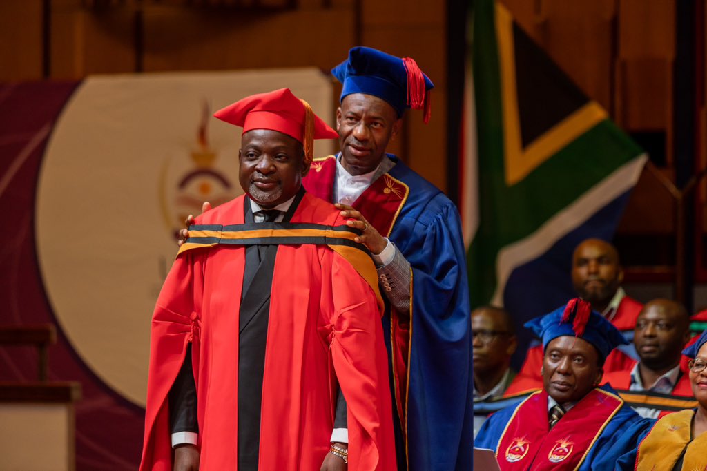 collenmashawane's tweet photo. When we uplift societies and help the most vulnerable people, we always ask for something in return, and the one simple request we make is for prayers. The prayers of Mkhulu Thabethe, Gogo Dlamini, Gogo Maphumulo, and Tshinanne Siobo have been answered. Thank you @unisa for the recognition 🙏🏽