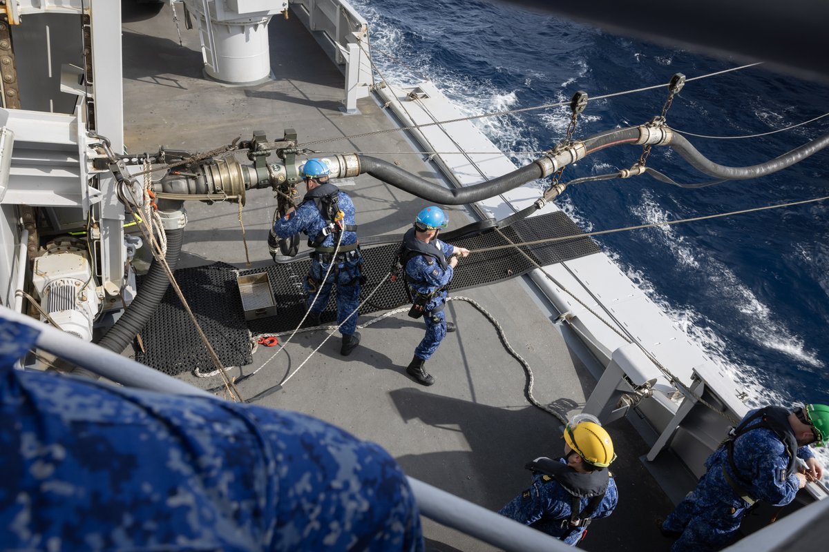 Amerikaanse 🇺🇸 tankerschepen voorzien Zr.Ms. Tromp van brandstof tijdens inzet #OperationProsperityGuardian in de Rode Zee. Door regelmatig te 'tanken' kunnen we langer op zee blijven zonder een haven in te hoeven. #KoninklijkeMarine #ZrMsTromp #Defensie