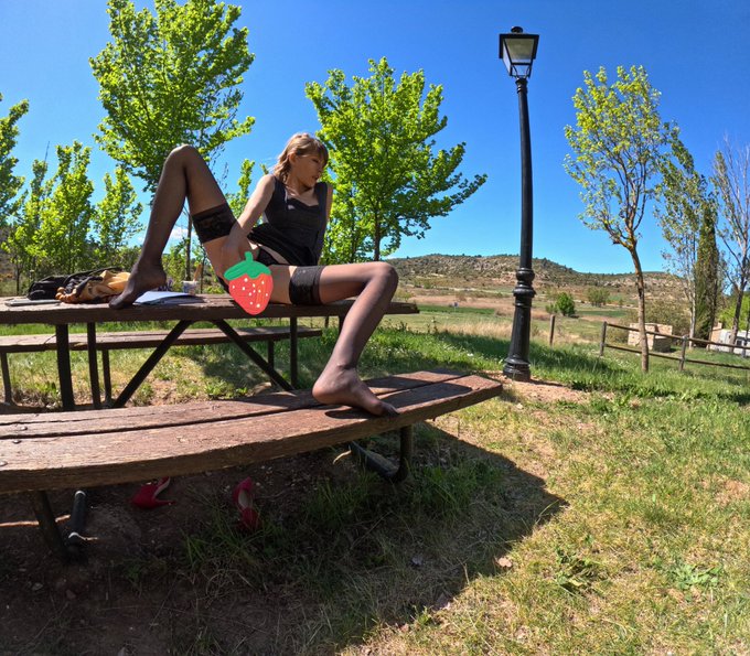 Buongiorno porcellini in uscita oggi video 🥵🥵🫦🔞🩵🤍 #outdoor  #ViernesDeSeducci&oacute;n vi aspetto 🫦🔞 https://t<a href="/tag/outdoor"class="tags"><span>#outdoor</span></a><a href="/tag/viernesdeseducci%C3%B3n"class="tags"><span>#viernesdeseducci&oacute;n</span></a>