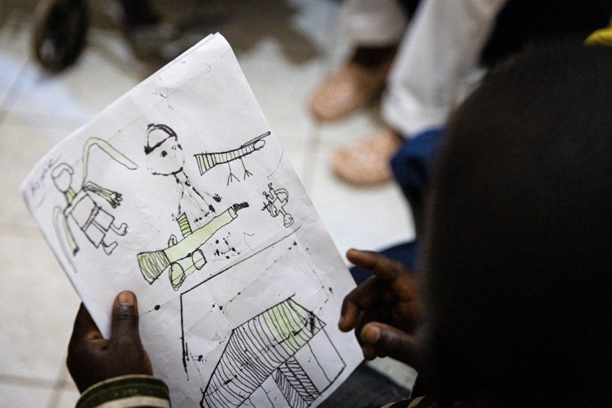 Grace works with weapon-wounded kids in Ndosho hospital in #Goma, Eastern #DRC. She helps them heal the painful emotional wounds. Most of the time, kids find it hard to express what happened to then or how they feel. So Grace asks them to draw it.