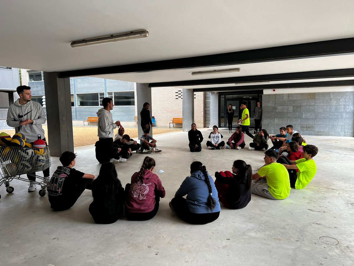 L’alumnat del doble grau #cafemepuvic participen de la dinamització de sessions amb els alumnes de l’<a href="/Instimontsoriu/">Institut Montsoriu</a> amb la professora <a href="/ainamaresma/">Aina</a>.
Propostes de plogging, treball cooperatius i jocs tradicionals d’arreu del món.
Repte superat 💪🏼

#esportsuvic #uvic_ucc