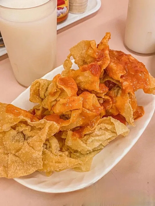 Have you tried fried wonton?🥟🥟 In #Zhongshan, wonton can also be fried to achieve a crispy flavor. Make sure to visit the city and have a bite!😋 #TastyZhongshan [📸/WeChat ID: gdzstour]