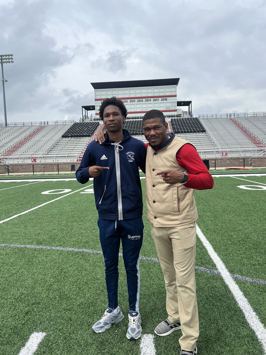 condariusmccor1's tweet photo. Had a great day at EMCC today , thank you @_CoachKThompson for having me ❤️🖤@JohnFeaster18 @CoachJTart @CoachJulius31 @CoachRMatthews4 https://t.co/Ab8pdgYNIK