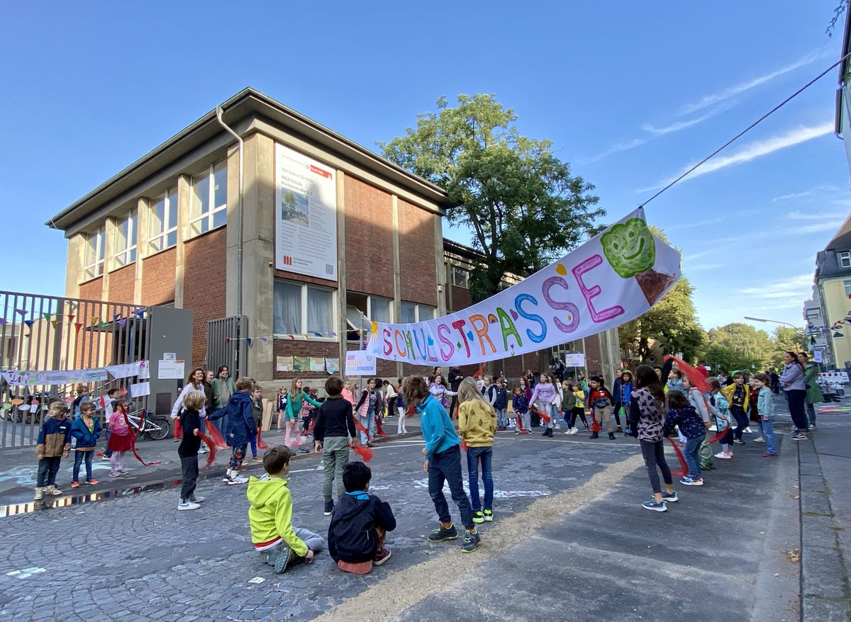 Im Rahmen der Aktionswochen #StrassenFürAlle vom 20.4. bis 5.5. fordern wir in mehreren hundert Städten und Gemeinden mit Fahrraddemos, Schulstraßen und Fahrradbus (Bicibús) Aktionen Schulstraßen für ganz Deutschland. #KidicalMass #SelbstUndSicher kinderaufsrad.org/kidical-mass-f…