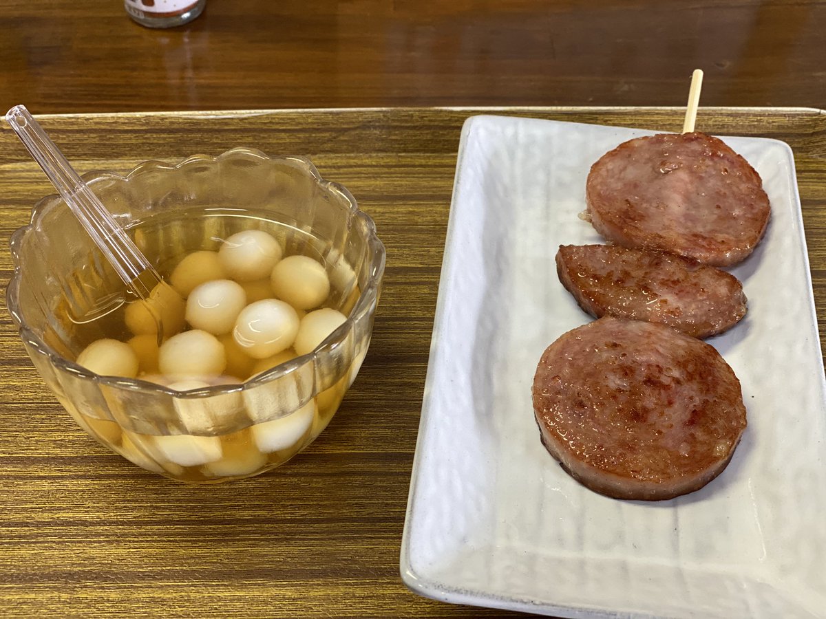 飼育員さんに上から手を振られたけど、ボクは向かいの茶屋で、かんざらしと雲仙ハム串をいただいてました。食い気。