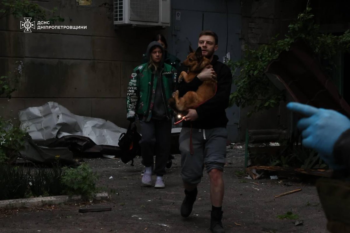 UAnimalsENG's tweet photo. A heart-breaking picture of a Dnipro resident saving himself and his dog during russian shelling💔
On the night of April 19th, Dnipro and its surroundings became a victim to yet another devastating russian attack. As of this morning, eight people were reported dead, including two children, a 6-year-old and an 8-year-old. Our condolences to the families and friends of the victims 🙏
❗️russia should be held accountable for its horrific crimes towards humanity and all living beings. We urge the world not to remain silent in the face of such atrocities!
📸 @SESU_UA