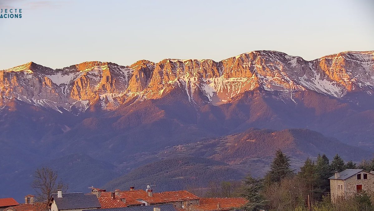 ☀️#divendres Ha tornat el fred en el que podria ser una de les últimes mínimes negatives d'aquesta primavera. Avui ha estat de -2,0°C (-4,5 vs ahir) Des del 2 d'abril que no gelava. Mínima + baixa des del 13 de març 📸 El Cadí des de Lles (webcam @P4Estacions)