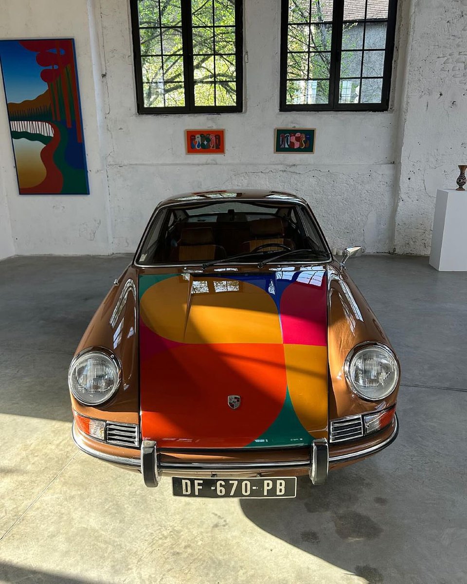 @periodcorrect Enfin, ce numéro met à l’honneur la Porsche 911 que l’artiste Steven Burke a peint à la main pour la galerie Muscari, à Pau.