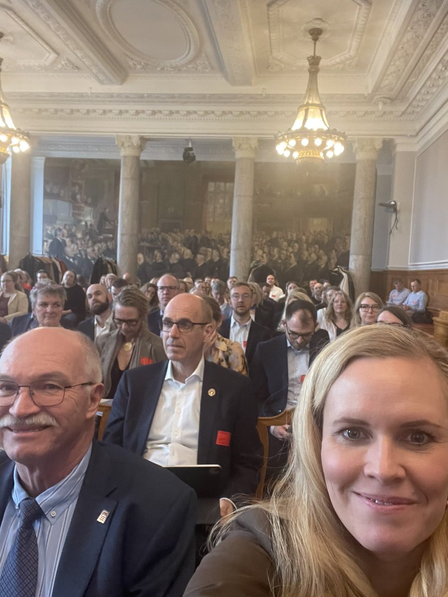 Fantastisk stemning fra morgenstunden i Fællessalen på Christiansborg. Glæder mig til god debat om forskning og innovation i EU. Vi kan og skal have flere midler til forskning, hvis vi skal fremtidssikre både 🇩🇰 og 🇪🇺 #forskpol #dkpol #eupol