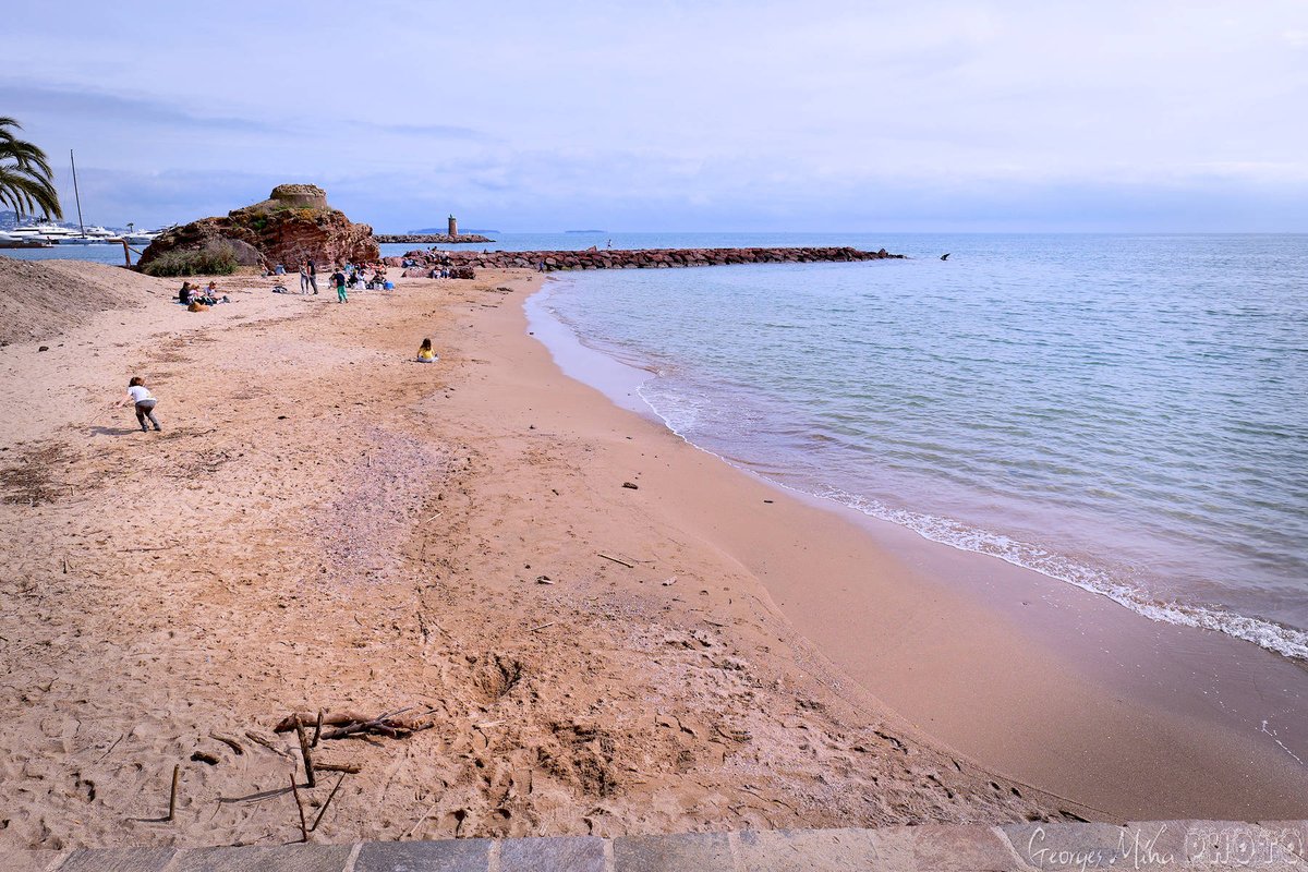 La plage de de la Raguette Mandelieu-la-Napoule, en toile de fond les îles de Lérins
@VisitCotedazur #ilovemandelieu #mandelieu #mandelieu_la_napoule #CotedAzurFrance #georgesmiha #geozine #nicetourisme #AmbassadeursCotedAzurFrance #ExploreNiceCotedAzur