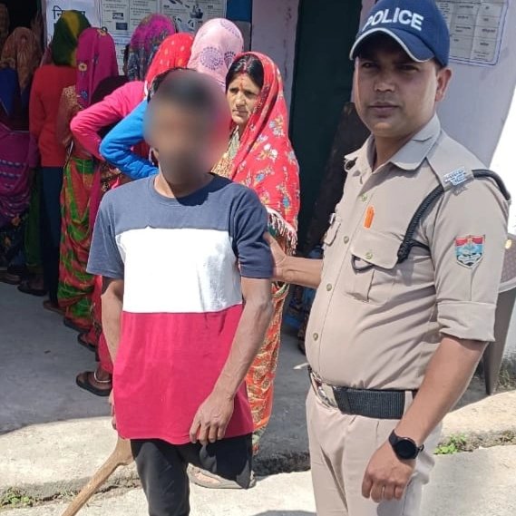 almorapolice's tweet photo. #लोकसभाचुनाव2024 
                अल्मोड़ा पुलिस द्वारा मुस्तैदी के साथ अपने कर्तव्यों का निर्वहन किया जा रहा है, साथ ही मतदान करने आ रहे बुजुर्ग, दिव्यांग जनों की पोलिंग बूथ तक आने में मदद की जा रही है।
@ECISVEEP
@uttarakhandcops 
@DevendraPincha
#humunity https://t.co/iBoT37lsA8