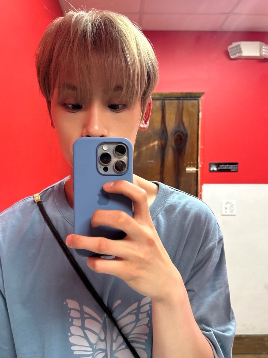 TIOT_NOW's tweet photo. [#준현]
거울 속 보이는 너가 가장 이쁘다 금준현🪞

#금준현 #KUMJUNHYEON
#TIOT #티아이오티 
#Kick_START #ROCKTHANG https://t.co/0oJ2oR5sor