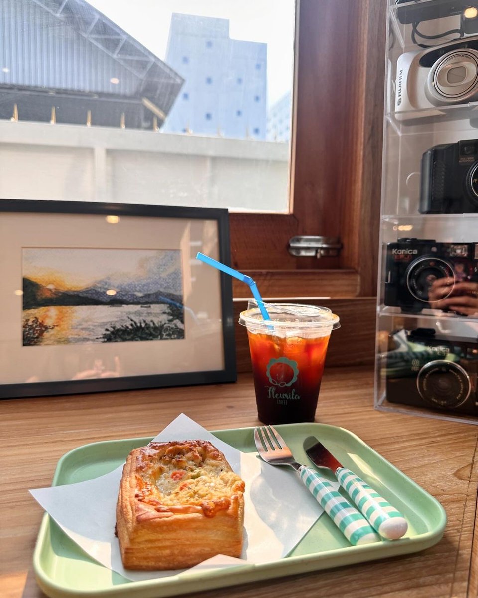 Fleurita Coffee งามวงศ์วาน 📍

คาเฟ่น่ารักๆ อยู่ในซอยงามวงศ์วาน 6 ตัวร้านเป็นทรงบ้านสวยสะดุดตา ภายในร้านให้ฟีลอบอุ่น นั่งสบายๆ มีเครื่องดื่มให้เลือกหลากหลาย กาแฟขอแนะนำแบบคั่วกลาง หอมมาก 🤎

⏰7.00-16.00 น.
🚗มีที่จอดรถ

<a href="/CAFETELLER/">cafeteller • คาเฟ่ดีเราบอกต่อ</a> 
#BaristaTH