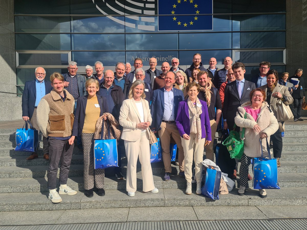 De laatste bezoekergroep in Brussel. De boeren brengen Annie weer terug naar Overijssel. Dank voor jullie komst💚