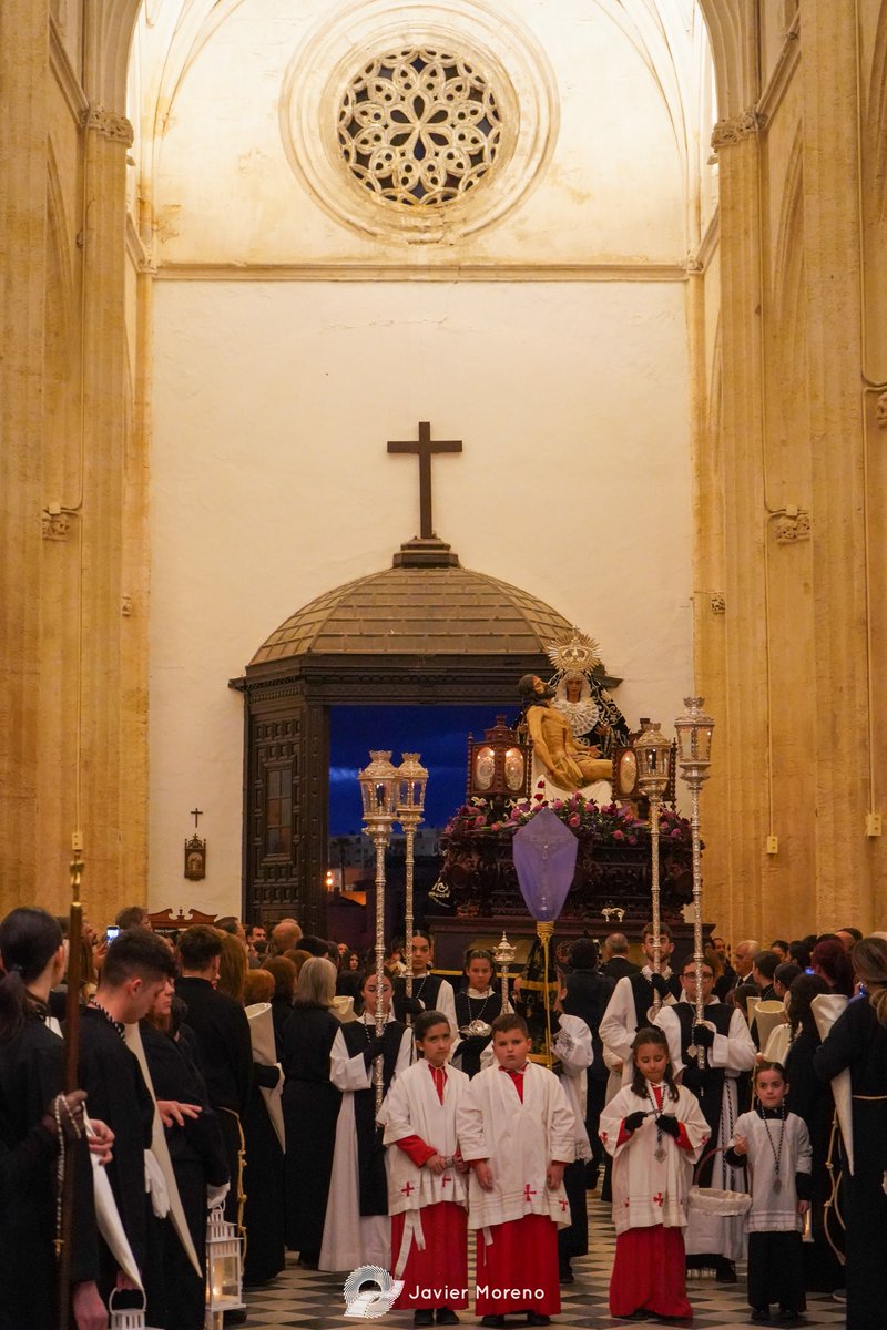 DanielGroCas's tweet photo. Conformando una imagen imponente y con reminiscencia antigua, hoy casi desaparecida, la cruz parroquial quedó tapada bajo un velo morado en el cortejo procesional de la Hdad. de la Soledad de Vejer de la Frontera (Cádiz).
@caridadysoledad #ssvejer #viernessanto #soledadvejer https://t.co/3pegUnu86O