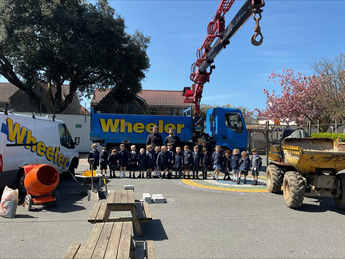 Eliz_Coll's tweet photo. Thank you to Finlay’s dad for helping Reception with their learning this week when he brought in building materials &amp; construction vehicles for the children to explore. For Reception’s traditional tales topic they have been focusing on the ‘Three Little Pigs’ story. #ECJS https://t.co/Ru1OsGcmIS