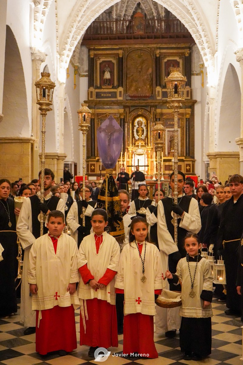 DanielGroCas's tweet photo. Conformando una imagen imponente y con reminiscencia antigua, hoy casi desaparecida, la cruz parroquial quedó tapada bajo un velo morado en el cortejo procesional de la Hdad. de la Soledad de Vejer de la Frontera (Cádiz).
@caridadysoledad #ssvejer #viernessanto #soledadvejer https://t.co/3pegUnu86O