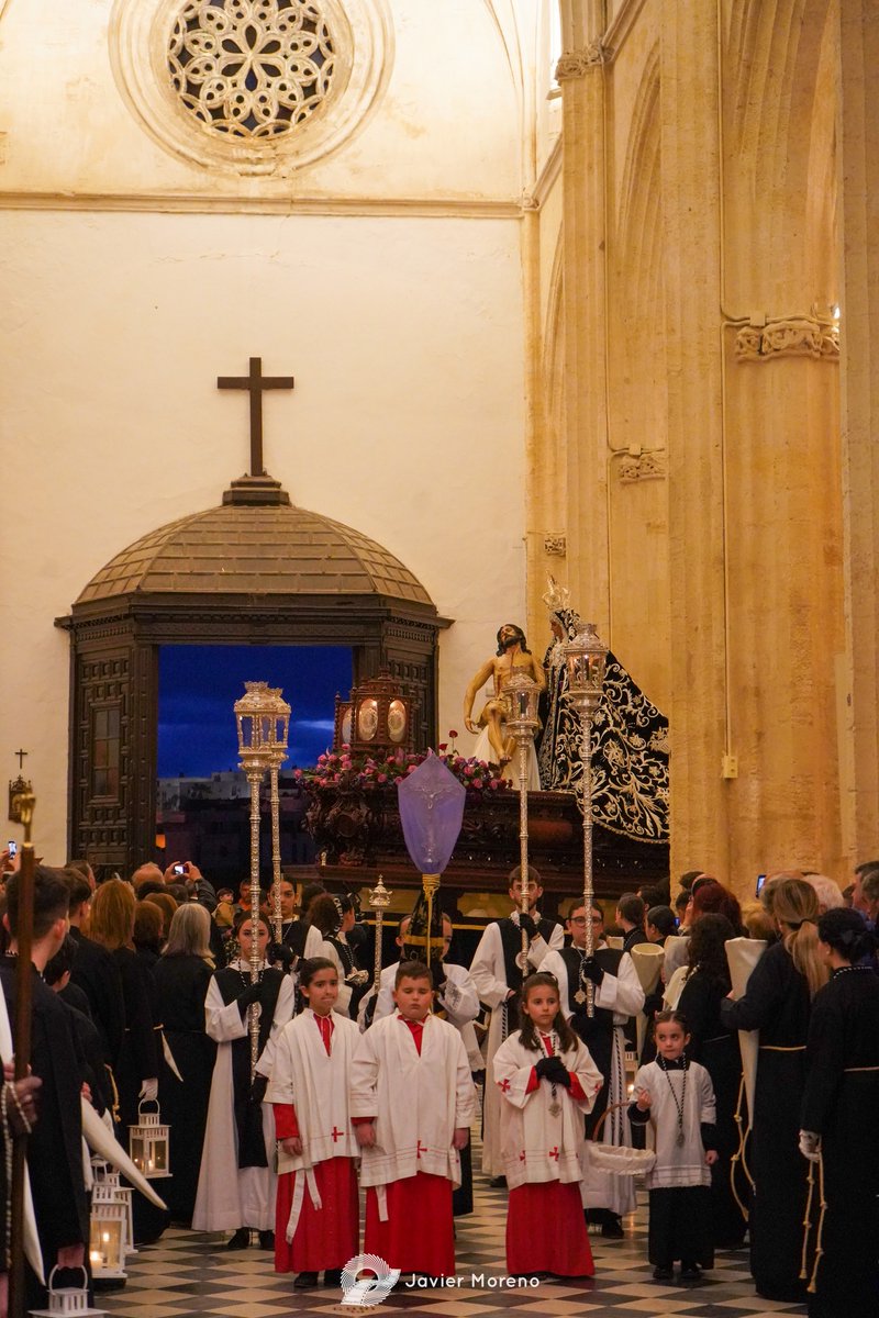 DanielGroCas's tweet photo. Conformando una imagen imponente y con reminiscencia antigua, hoy casi desaparecida, la cruz parroquial quedó tapada bajo un velo morado en el cortejo procesional de la Hdad. de la Soledad de Vejer de la Frontera (Cádiz).
@caridadysoledad #ssvejer #viernessanto #soledadvejer https://t.co/3pegUnu86O